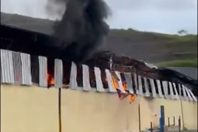 Incêndio: Fábrica de colchões pega fogo em Levy Gasparian