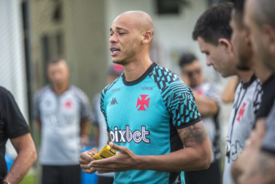 Vasco confirma saída do zagueiro Anderson Conceição, que é homenageado pelo elenco