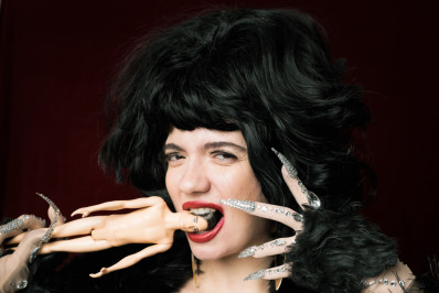 Atriz Rafaela Azevedo denuncia machismo ao inverter papéis de gênero em comédia: 'Da minha desgraça, vem a minha graça'