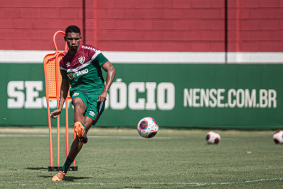 Reforço do Fluminense, Lelê destaca felicidade em jogar ao lado de Cano: 'Baita atacante'