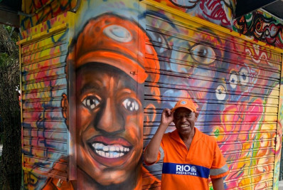 Artista faz grafite em homenagem a gari na Zona Sul do Rio