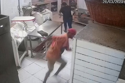 Vídeo: Suspeitos invadem padaria durante perseguição no Morro do São Carlos