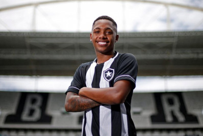 Atacante do Botafogo acerta com adversário do Fluminense na Copa do Brasil