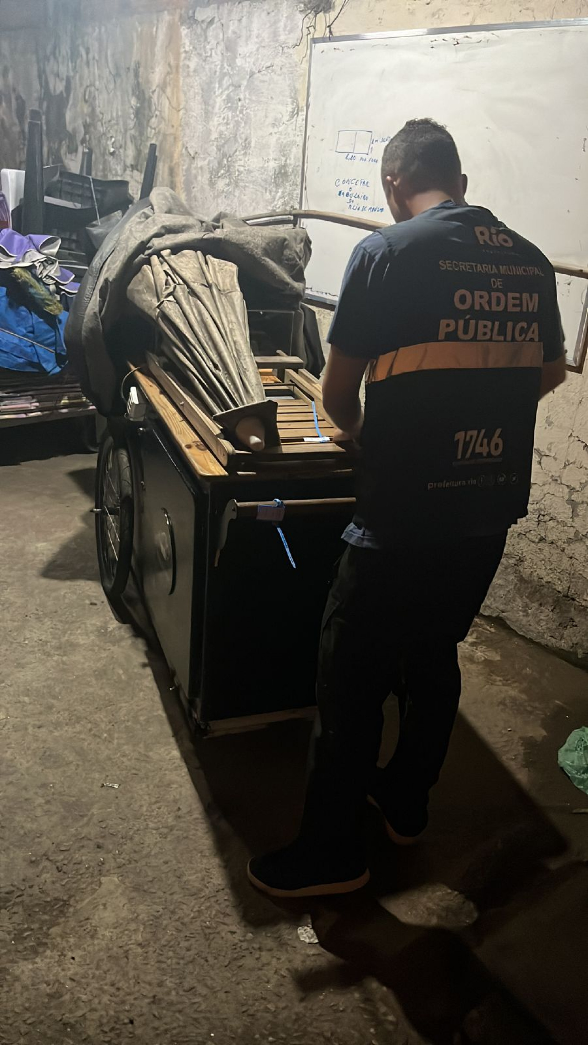 Carro&ccedil;as e mercadorias eram armazenadas sem nenhuma condi&ccedil;&atilde;o de higiene