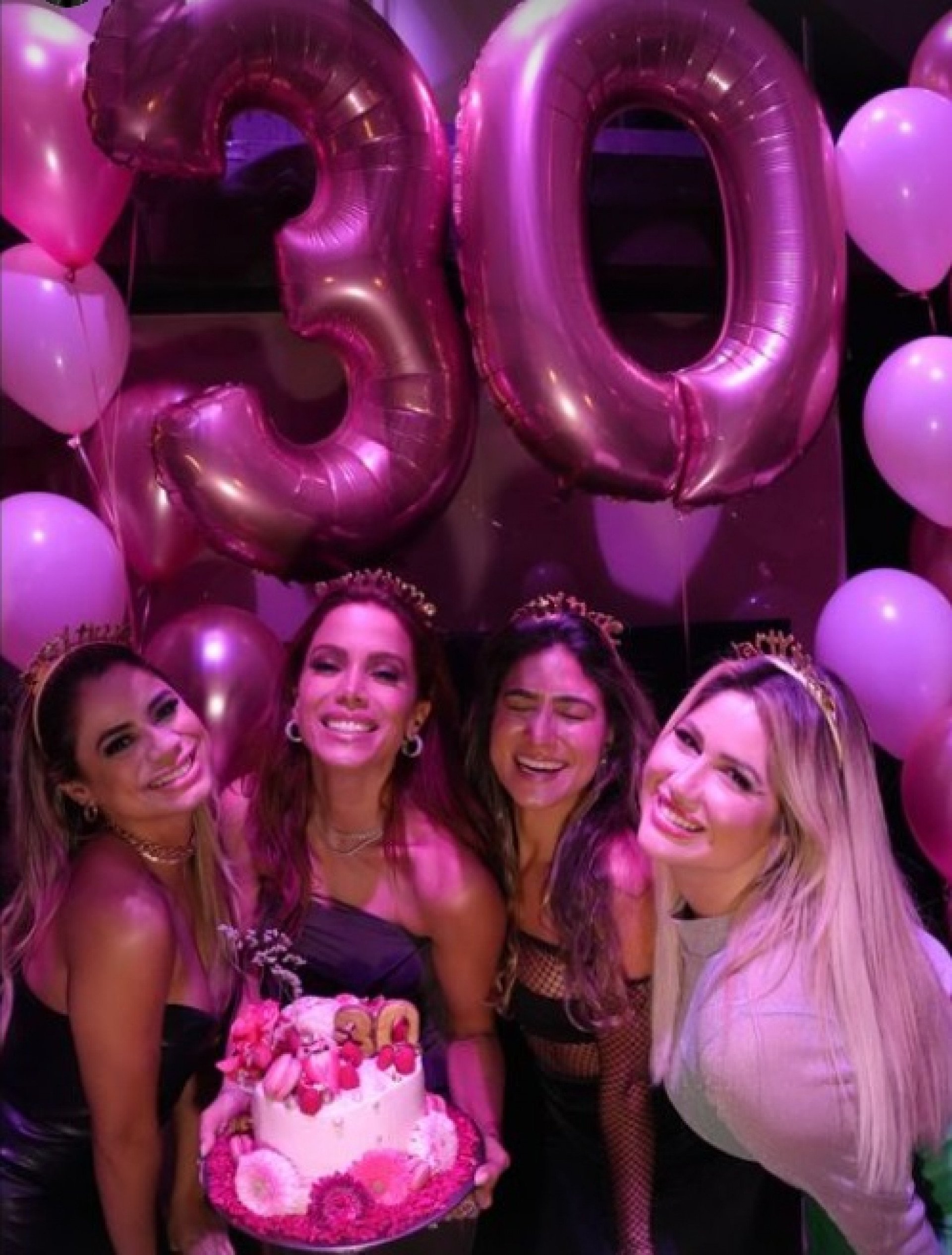 Anitta comemora aniversário com Lexa e as influenciadoras digitais Thaiane Sueiro e Barbara Moura - Reprodução Internet