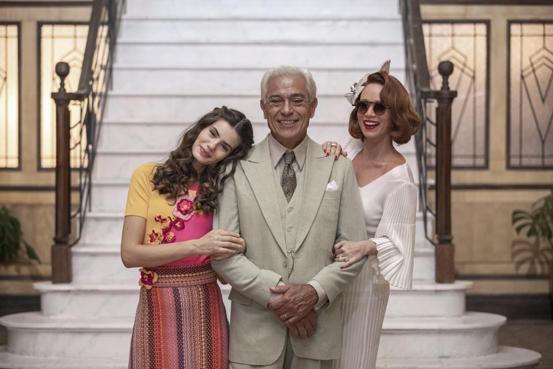 Mar&ecirc; (Camila Queiroz), Gilda (Mariana Ximenes) e Leonel (Paulo Gorgulho) - Paulo Belote / TV Globo