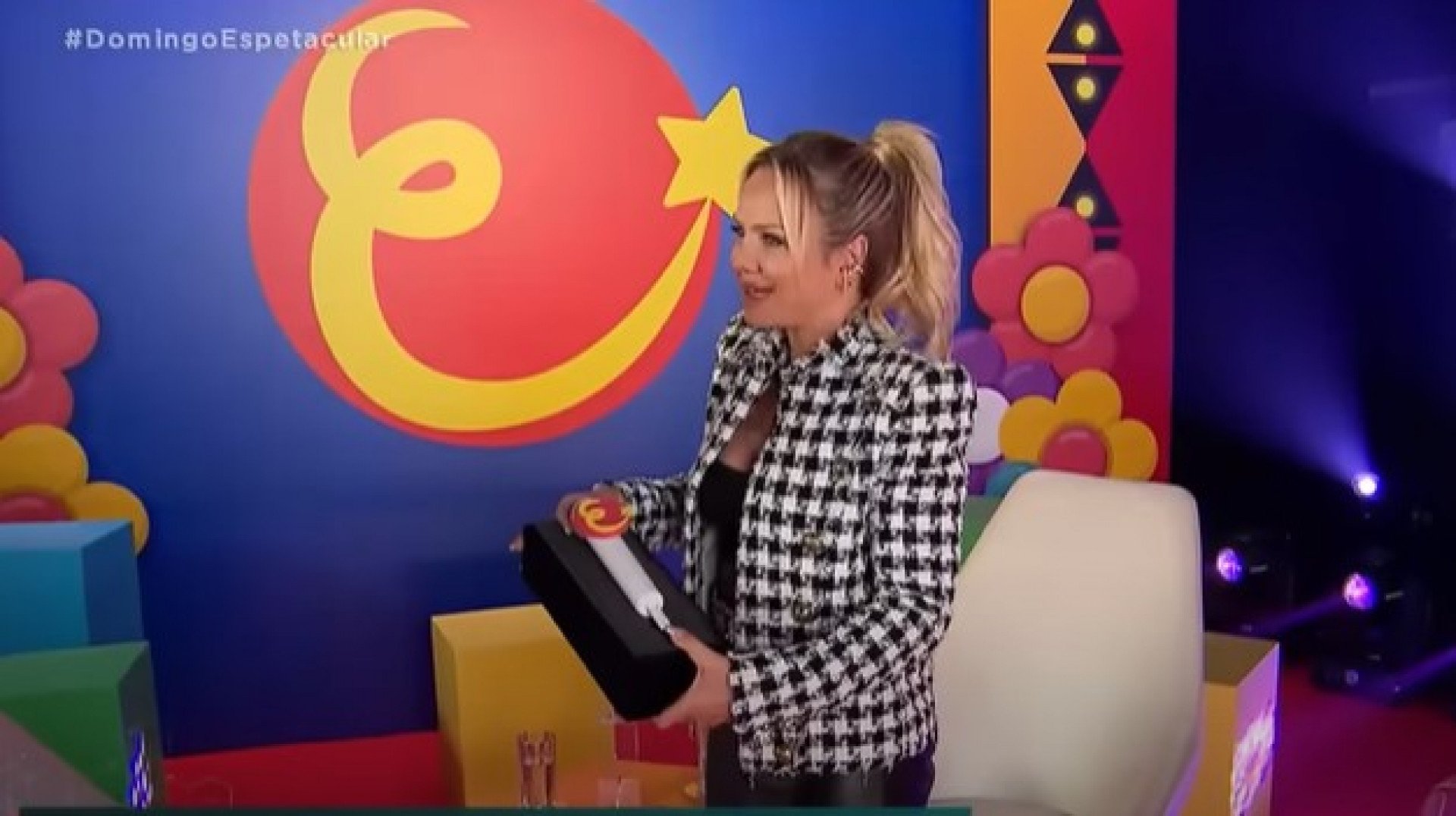 Apresentadora recebeu homenagem em emissora concorrente - Reprodução/Internet