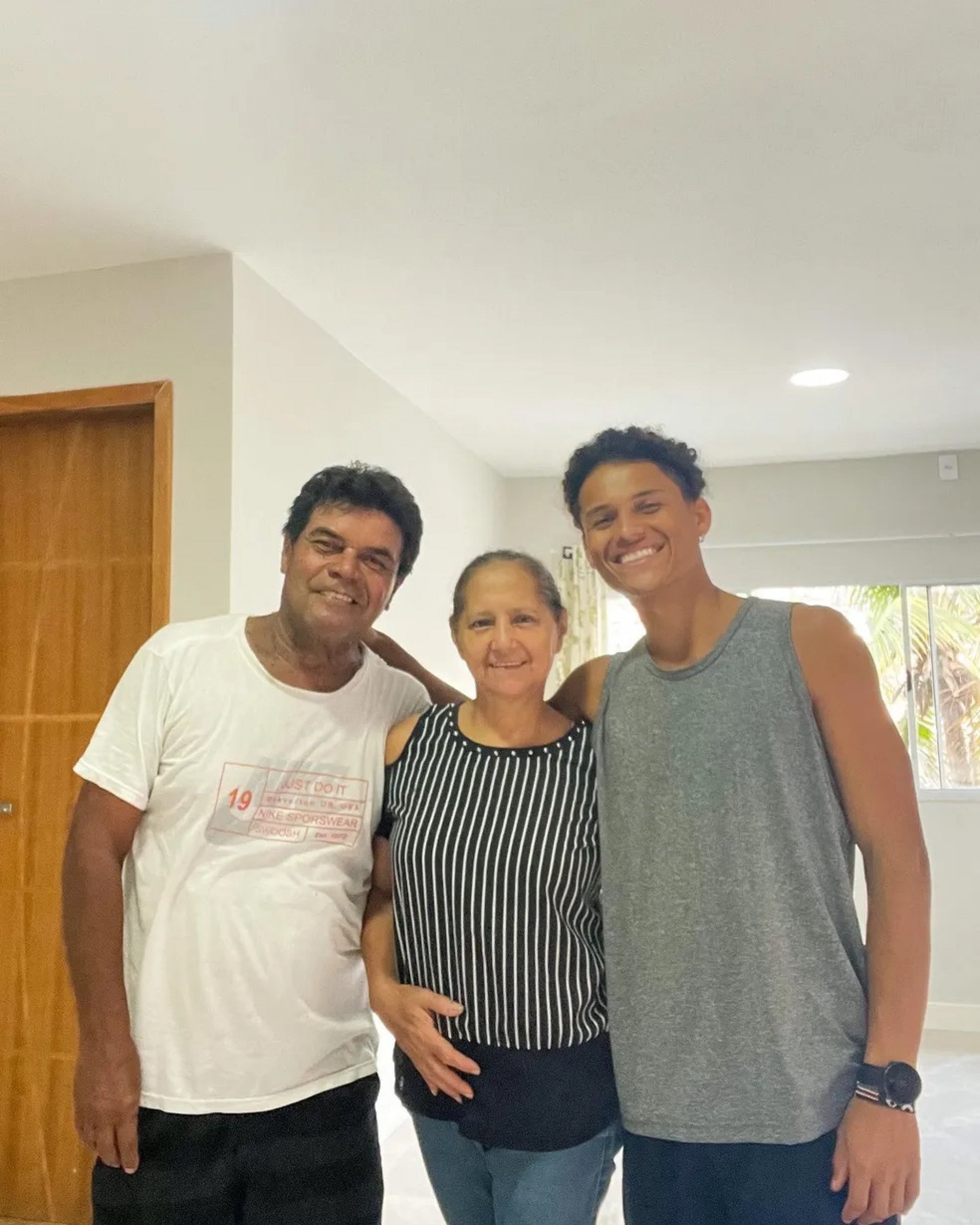 Ex-BBB Danrley presenteia pais com casa nova - Reprodução / Instagram