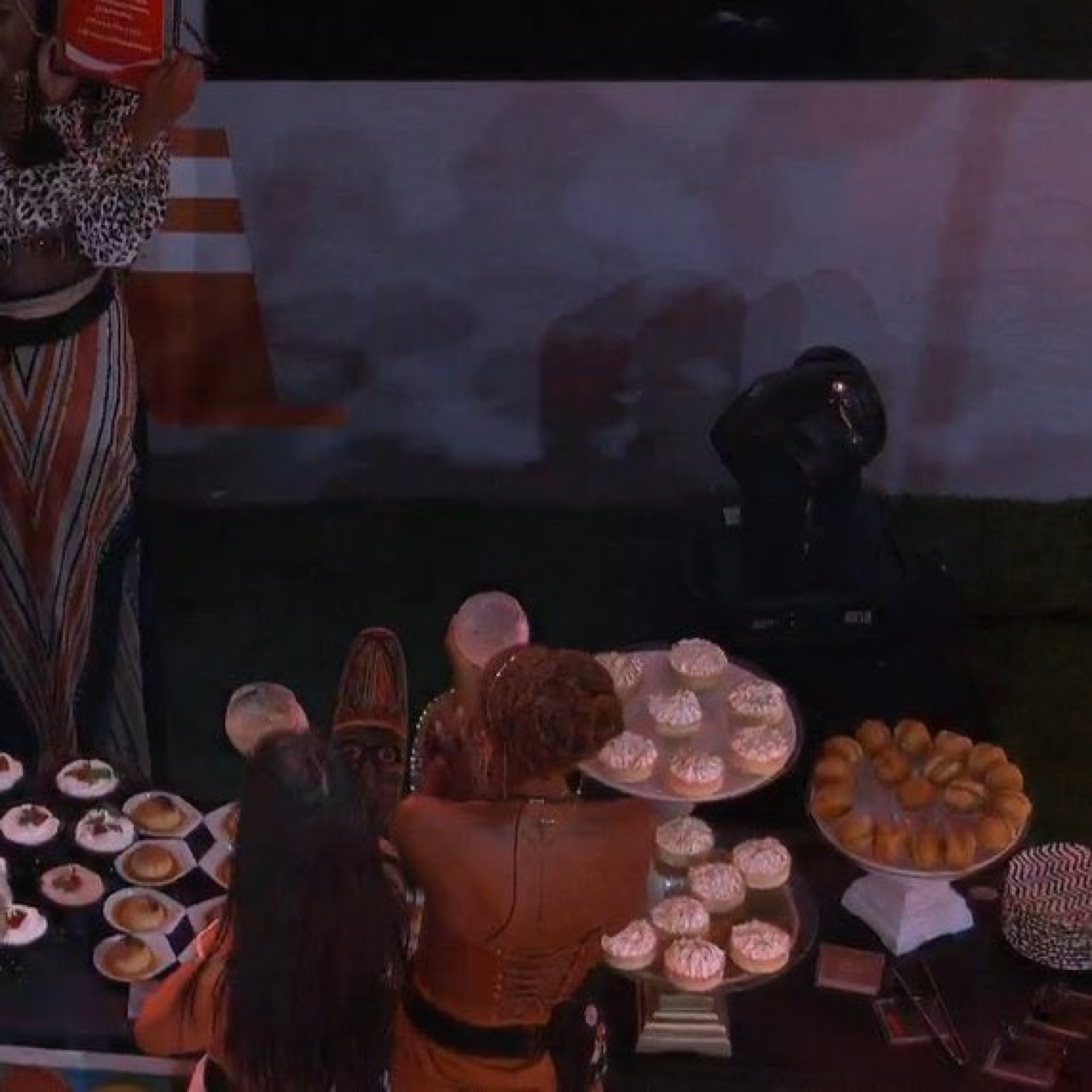 Internautas acreditam que festa com tema 'Realeza Africana' tenha sido improvisada de última hora, já que contou com os elementos da festa 'Boteco', como copo americano, espetinho e ovo colorido - Reprodução