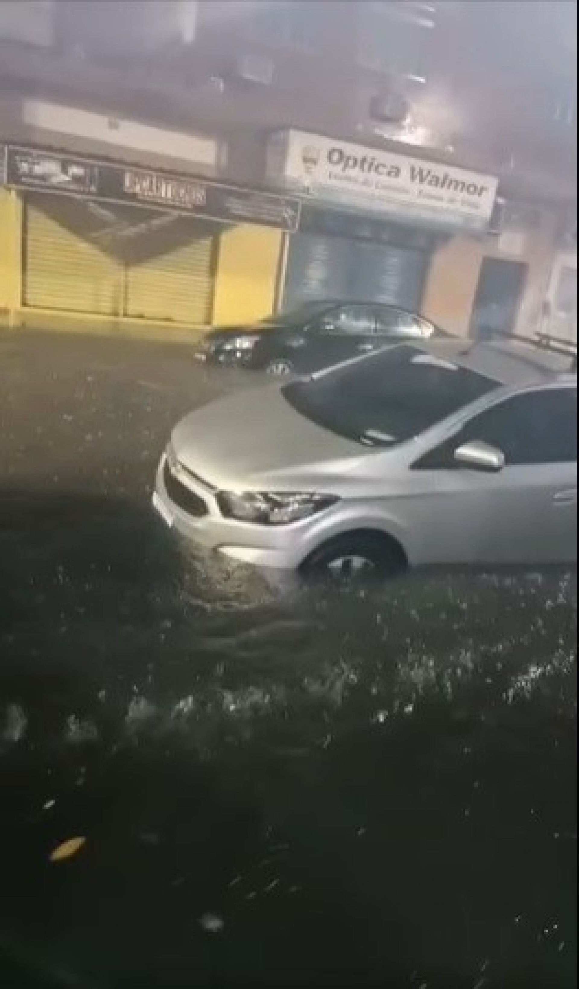 A Rua Pedro &Aacute;lvares Cabral ficou bastante alagada com as fortes chuvas