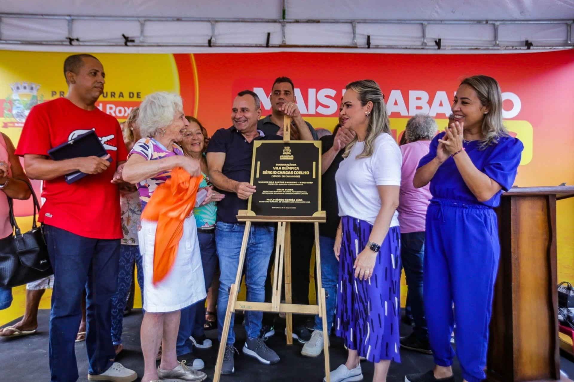 Prefeito Waguinho e a primeira-dama Daniela Carneiro inauguram a vila olímpica, observados por Dona Zenaide e por Valdislei, filho do homenageado - Rafael Barreto / PMBR