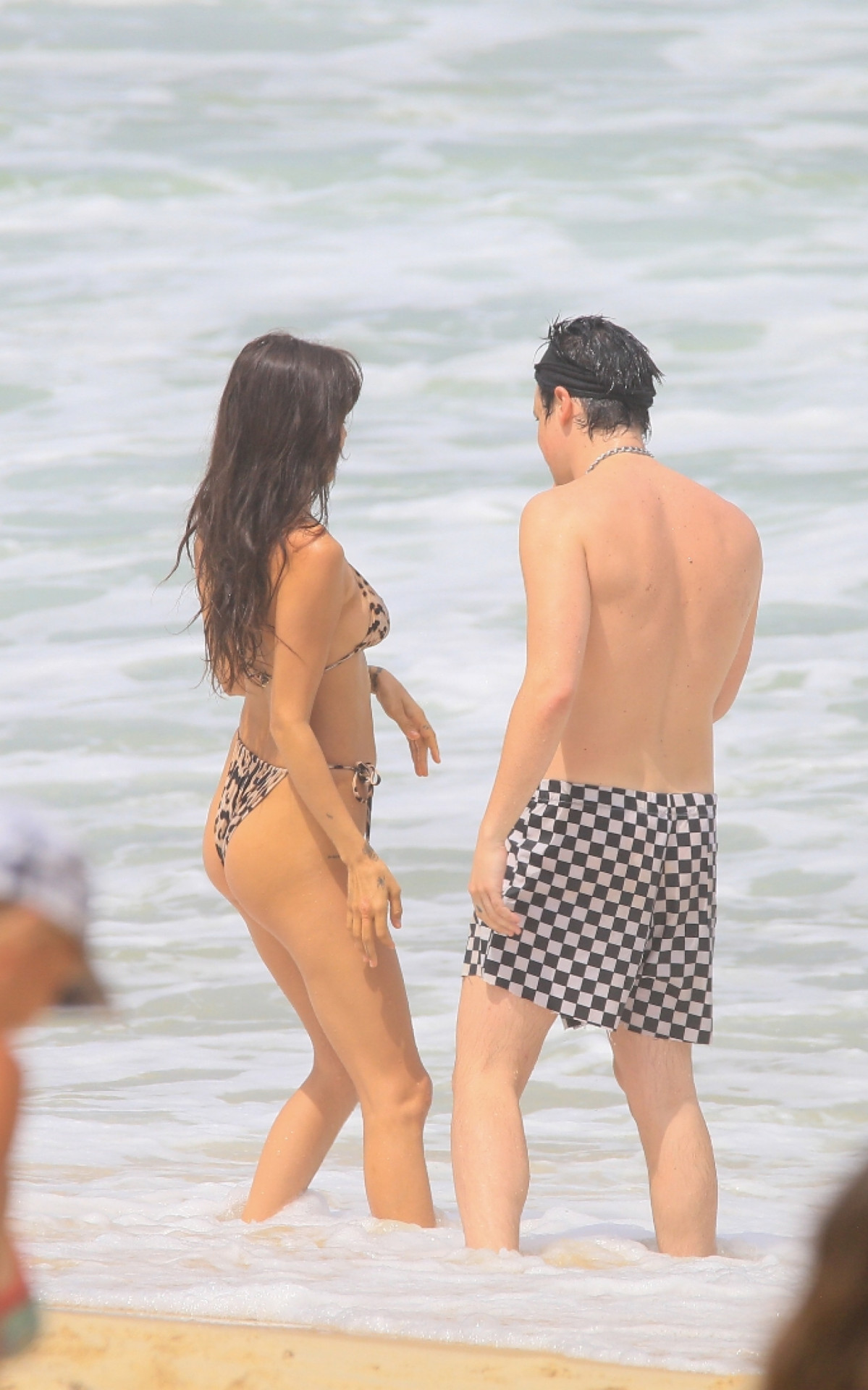 Yungblud e&nbsp;Jesse Jo Stark curtem dia de sol na praia de Ipanema