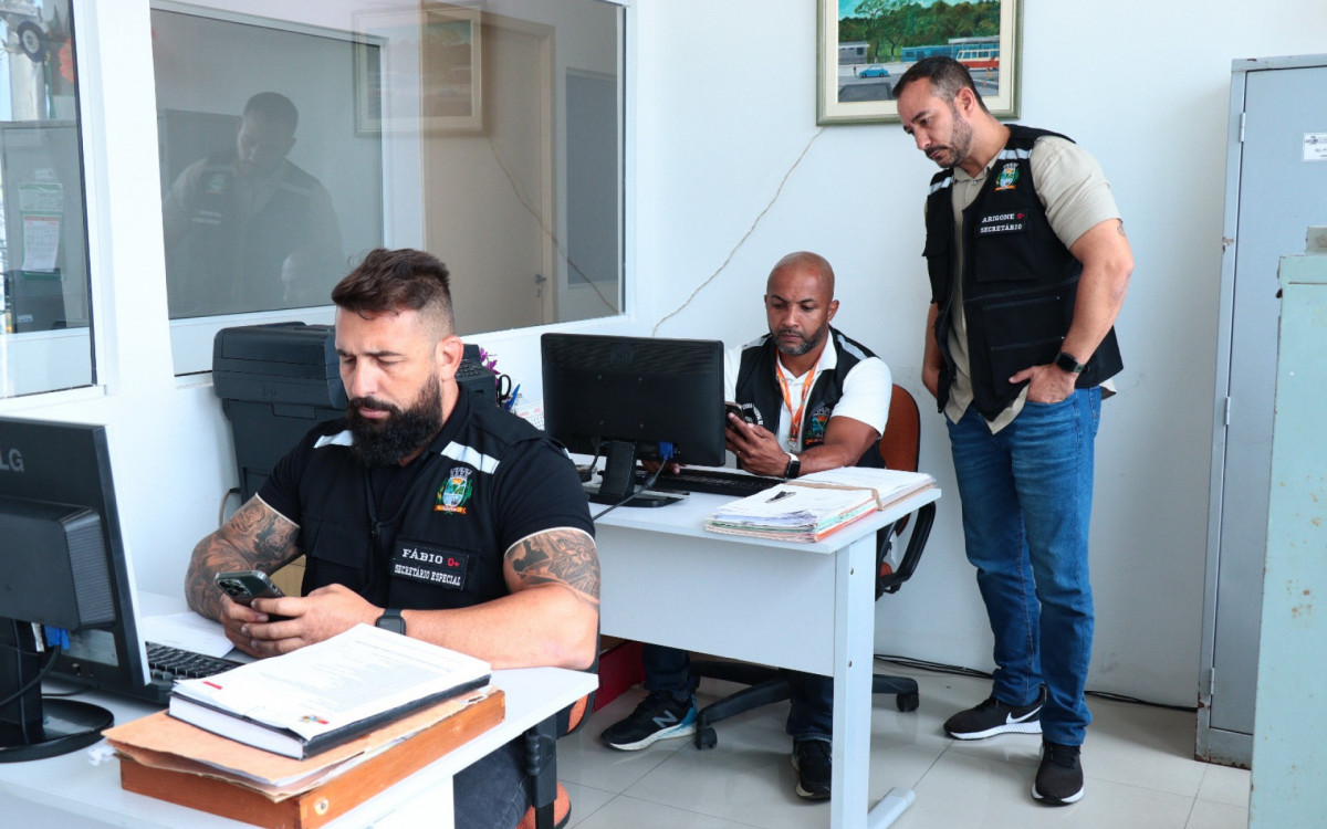 O secret&aacute;rio Luciano Arigone checa os detalhes do funcionamento do novo n&uacute;mero de den&uacute;ncias