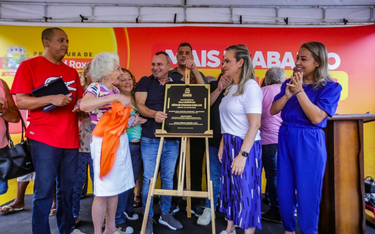 Prefeito Waguinho e a primeira-dama Daniela Carneiro inauguram a vila ol&iacute;mpica, observados por Dona Zenaide e por Valdislei, filho do homenageado