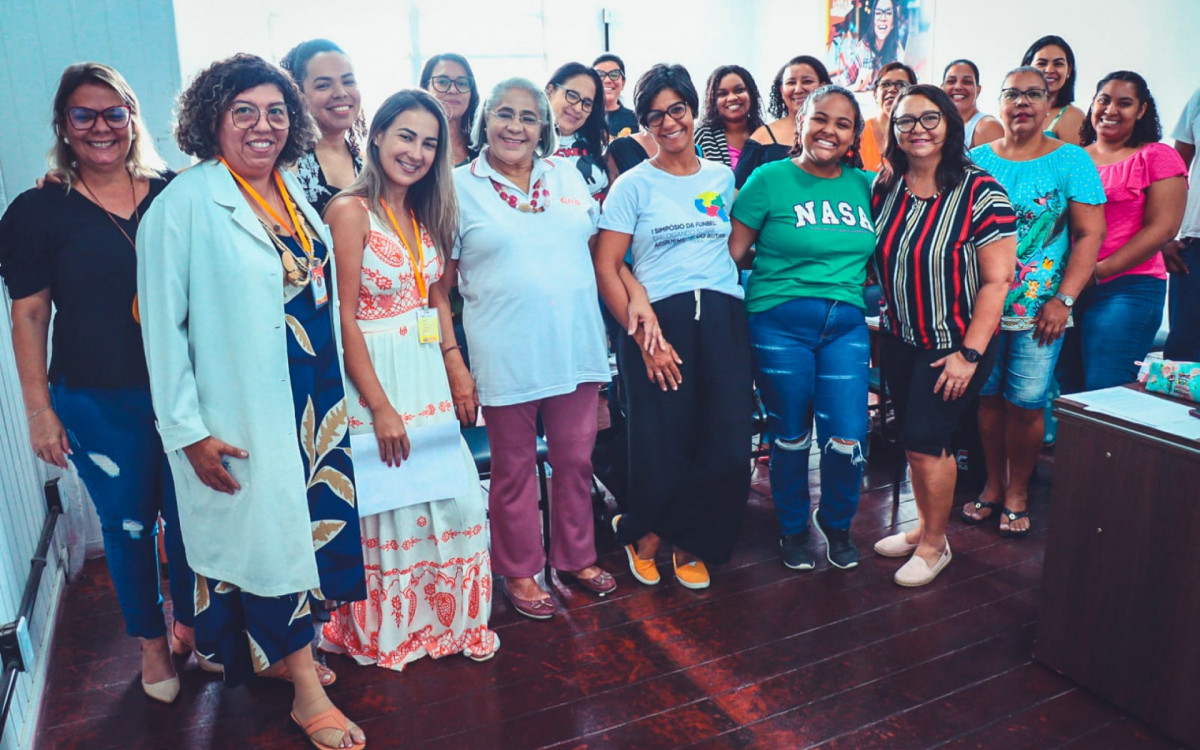 As coordenadoras Cl&aacute;udia Hosana e Renata Freitas com as m&atilde;es e respons&aacute;veis de alunos