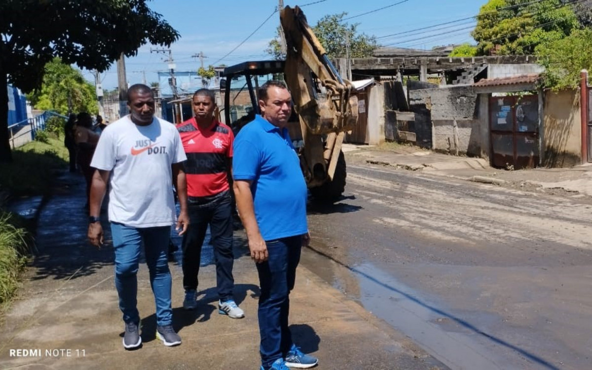 O secret&aacute;rio Paulo S&eacute;rgio Correa Luna, o Mano (&agrave; direita), acompanhou os trabalhos das equipes nas ruas