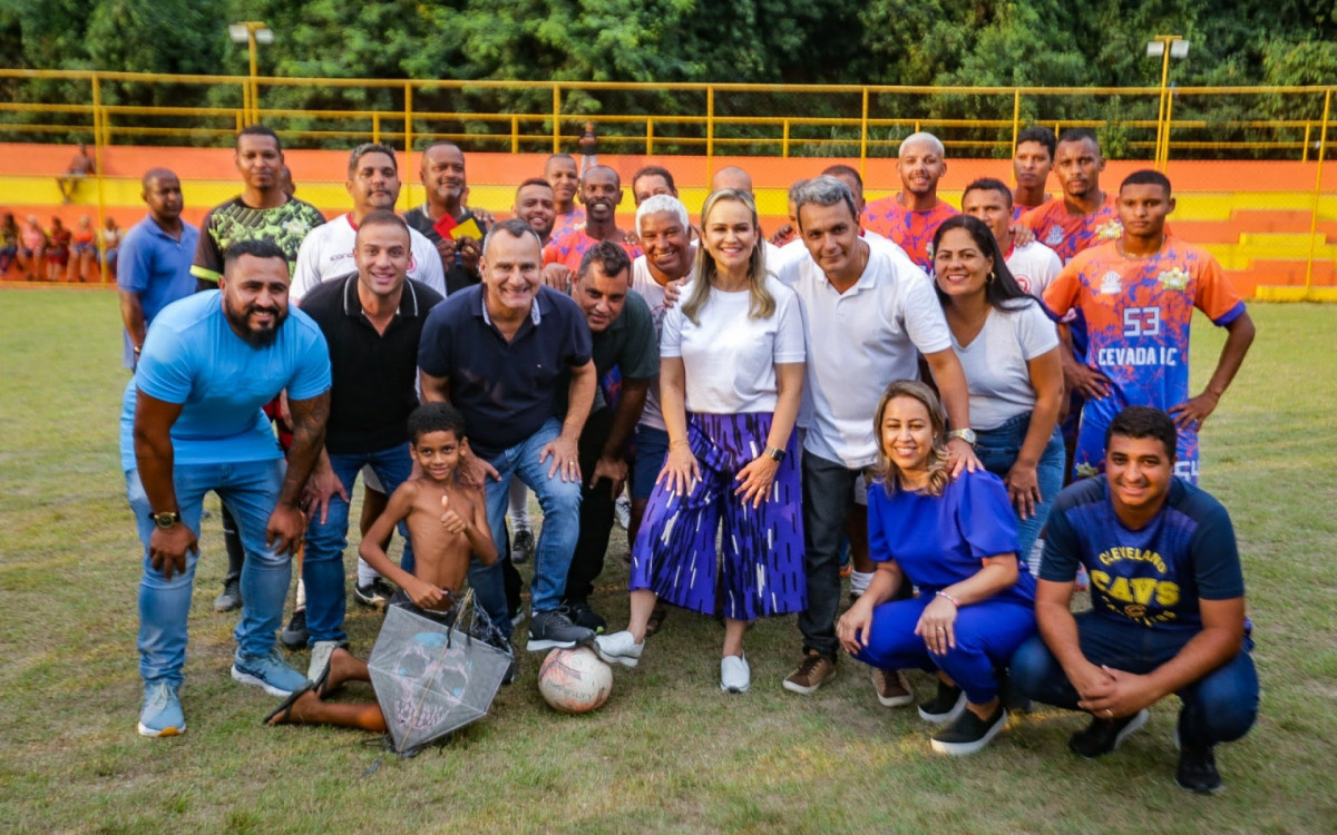 O prefeito Waguinho e a primeira-dama Daniela Carneiro posaram com um time da Vila Pauline durante a inaugura&ccedil;&atilde;o da vila ol&iacute;mpica