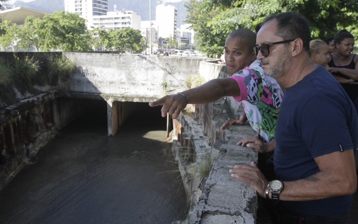 Bombeiros fazem buscas por desaparecido, no Rio Joana no Maracan&atilde;. Na foto, Carlos Augusto da Silva (irm&atilde;o) - Marcos Porto / Ag&ecirc;ncia O Dia