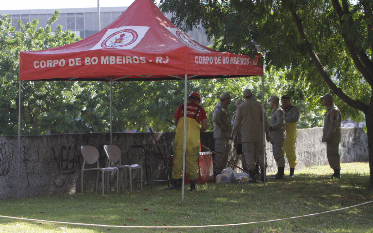 Bombeiros fazem buscas por desaparecido, no Rio Joana no Maracan&atilde; - Marcos Porto / Ag&ecirc;ncia O Dia