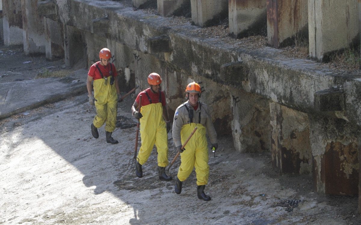Bombeiros fazem buscas por desaparecido, no Rio Joana no Maracan&atilde; - Marcos Porto / Ag&ecirc;ncia O Dia