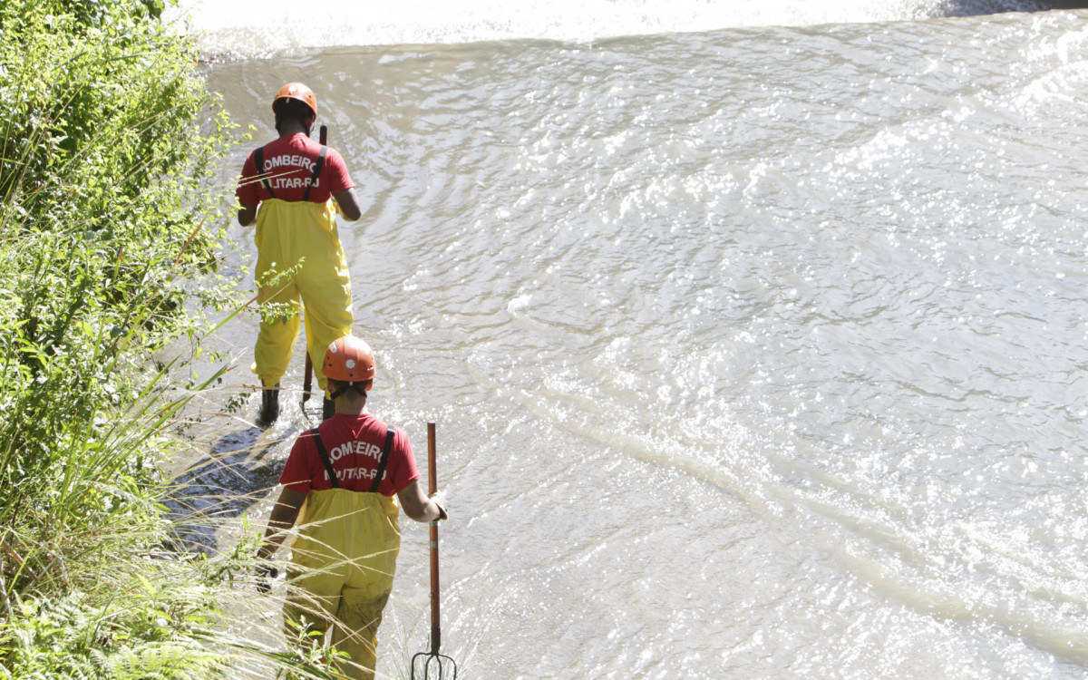 Bombeiros fazem buscas por desaparecido, no Rio Joana no Maracan&atilde; - Marcos Porto / Ag&ecirc;ncia O Dia