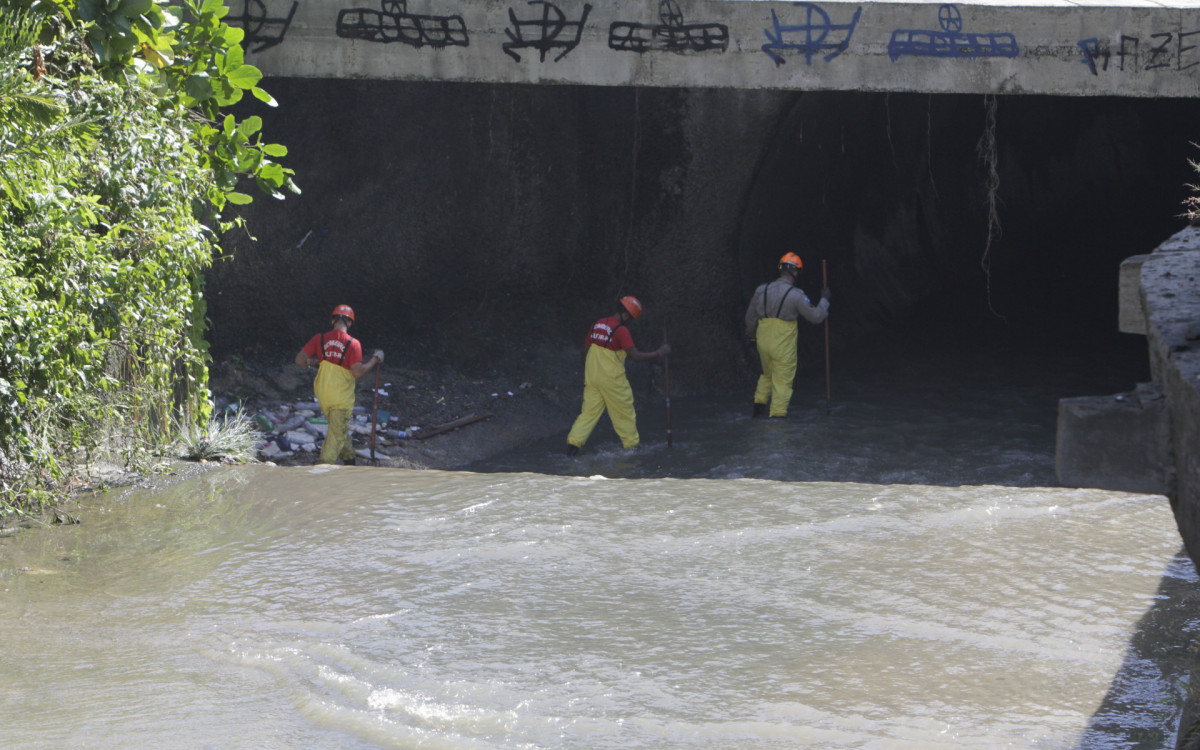 Bombeiros fazem buscas por desaparecido, no Rio Joana no Maracan&atilde; - Marcos Porto / Ag&ecirc;ncia O Dia