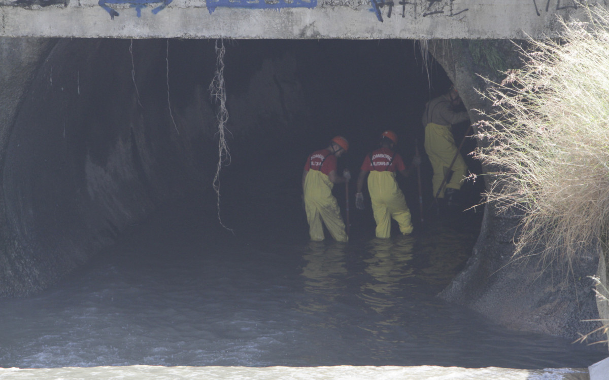 Bombeiros fazem buscas por desaparecido, no Rio Joana no Maracan&atilde; - Marcos Porto / Ag&ecirc;ncia O Dia