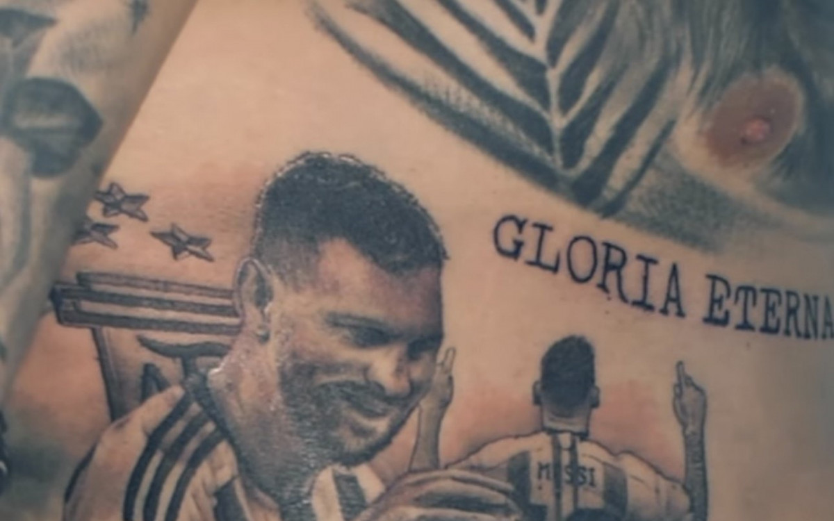 Otamendi faz tatuagem em homenagem a Messi