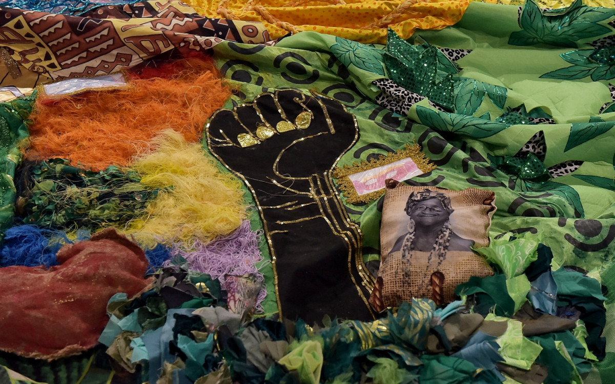 Bandeira usada pela Beija-Flor no desfile deste ano é incluída em exposição no MAM Rio - Divulgação/Eduardo Hollanda
