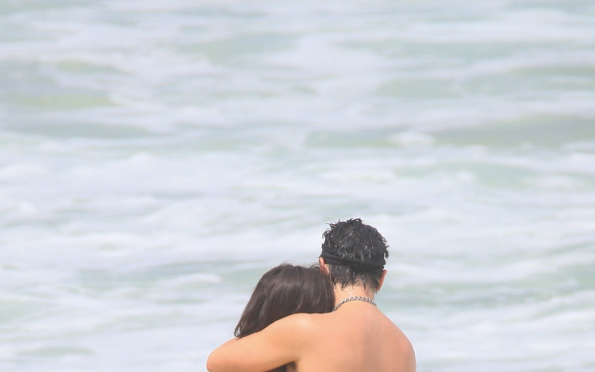 Yungblud e&nbsp;Jesse Jo Stark curtem dia de sol na praia de Ipanema