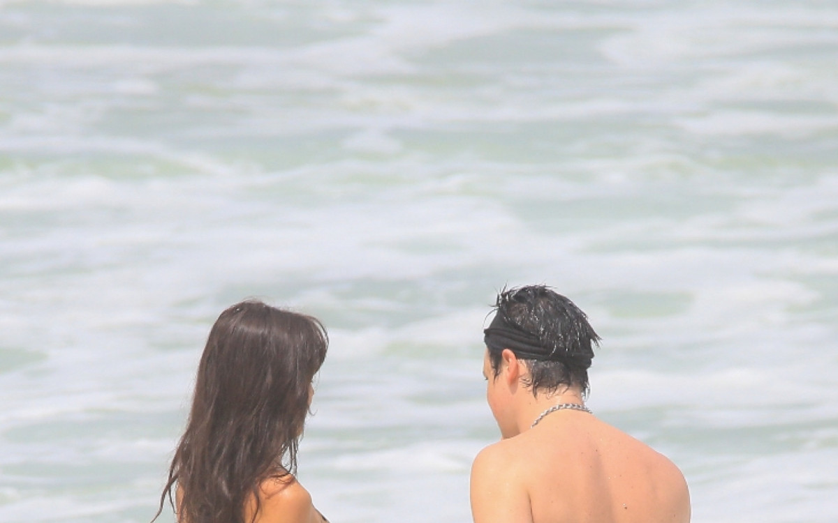 Yungblud e&nbsp;Jesse Jo Stark curtem dia de sol na praia de Ipanema