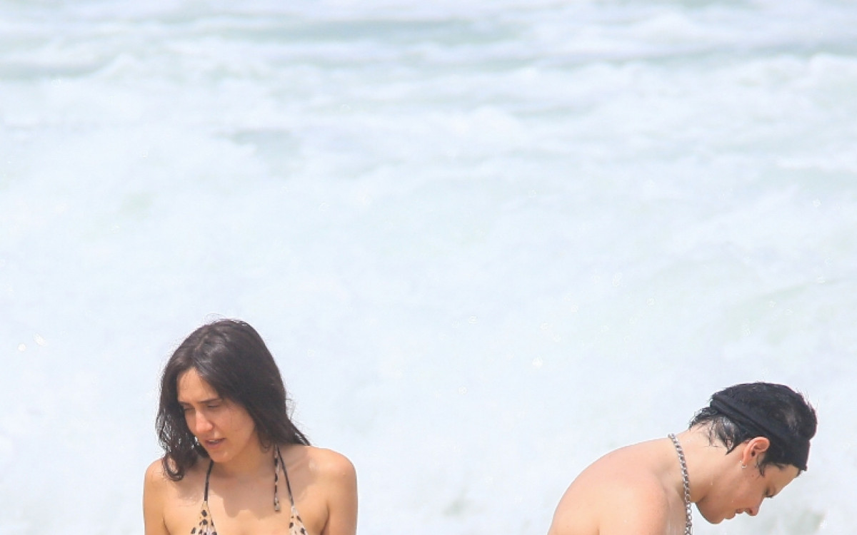 Yungblud e&nbsp;Jesse Jo Stark curtem dia de sol na praia de Ipanema