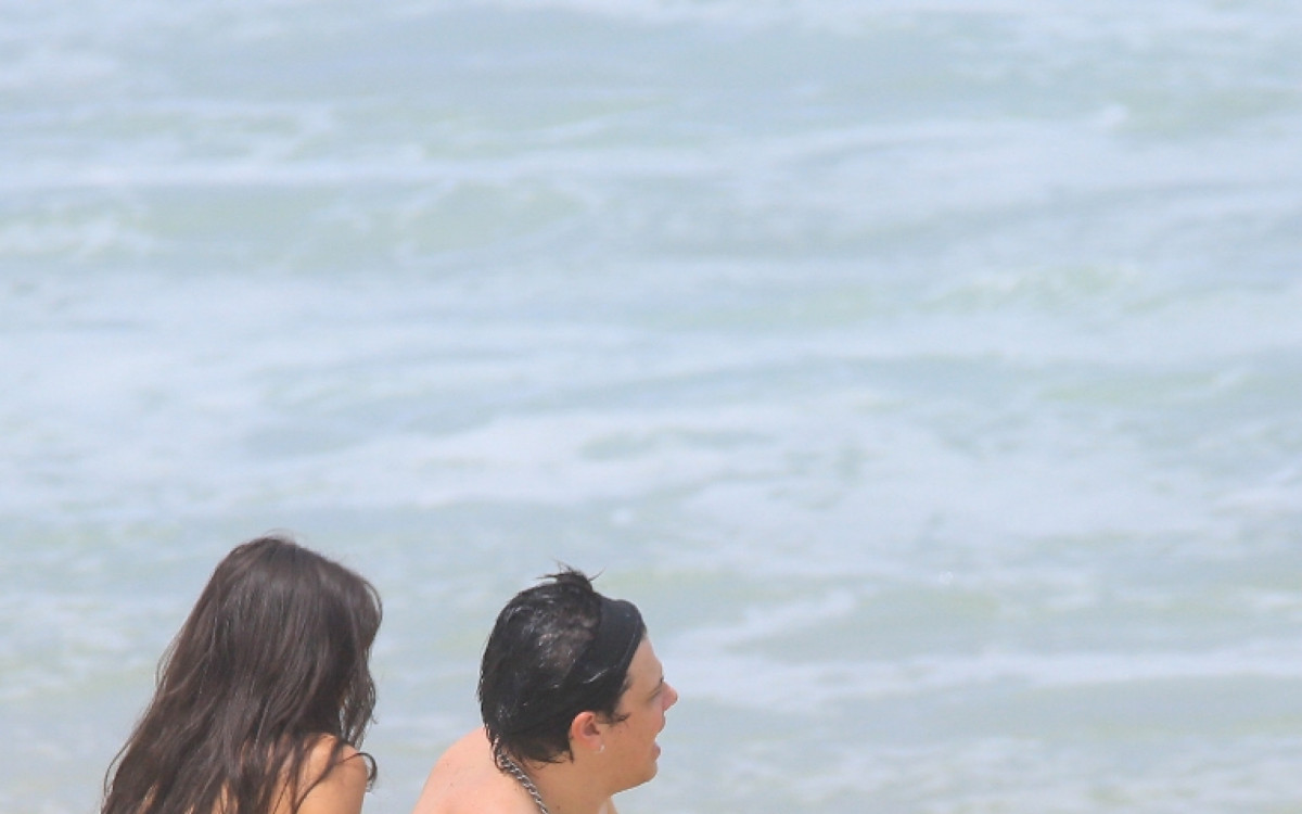 Yungblud e&nbsp;Jesse Jo Stark curtem dia de sol na praia de Ipanema