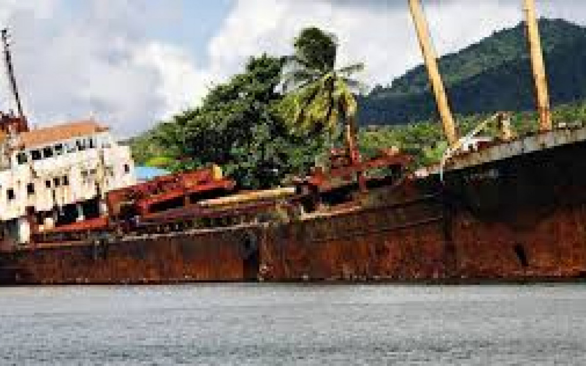 Baía de Guanabara continua sendo usada como cemitério de navios