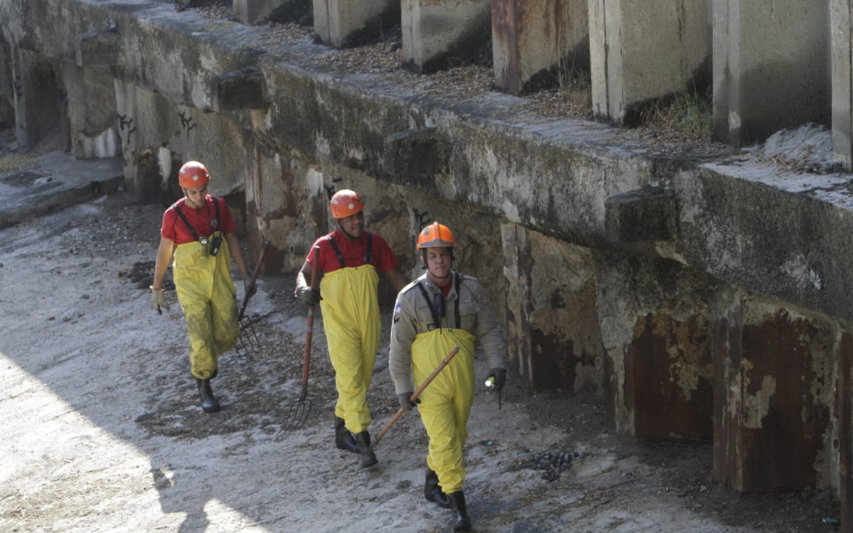 Buscas por Tancredo Augusto de Oliveira Silva contam com apoio de mergulhadores do Grupamento de Busca e Salvamento (GBS). - Marcos Porto / Ag&ecirc;ncia O Dia