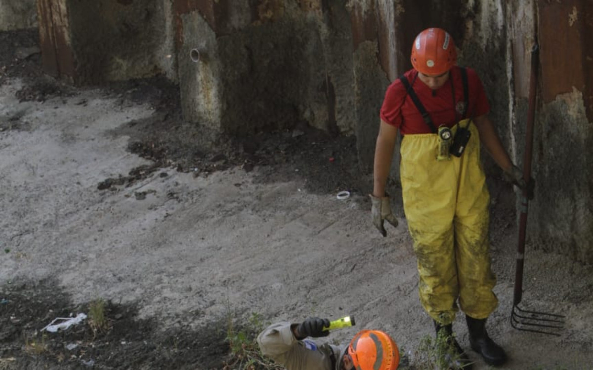 Buscas por Tancredo Augusto de Oliveira Silva contam com apoio de mergulhadores do Grupamento de Busca e Salvamento (GBS). - Marcos Porto/Agência O Dia
