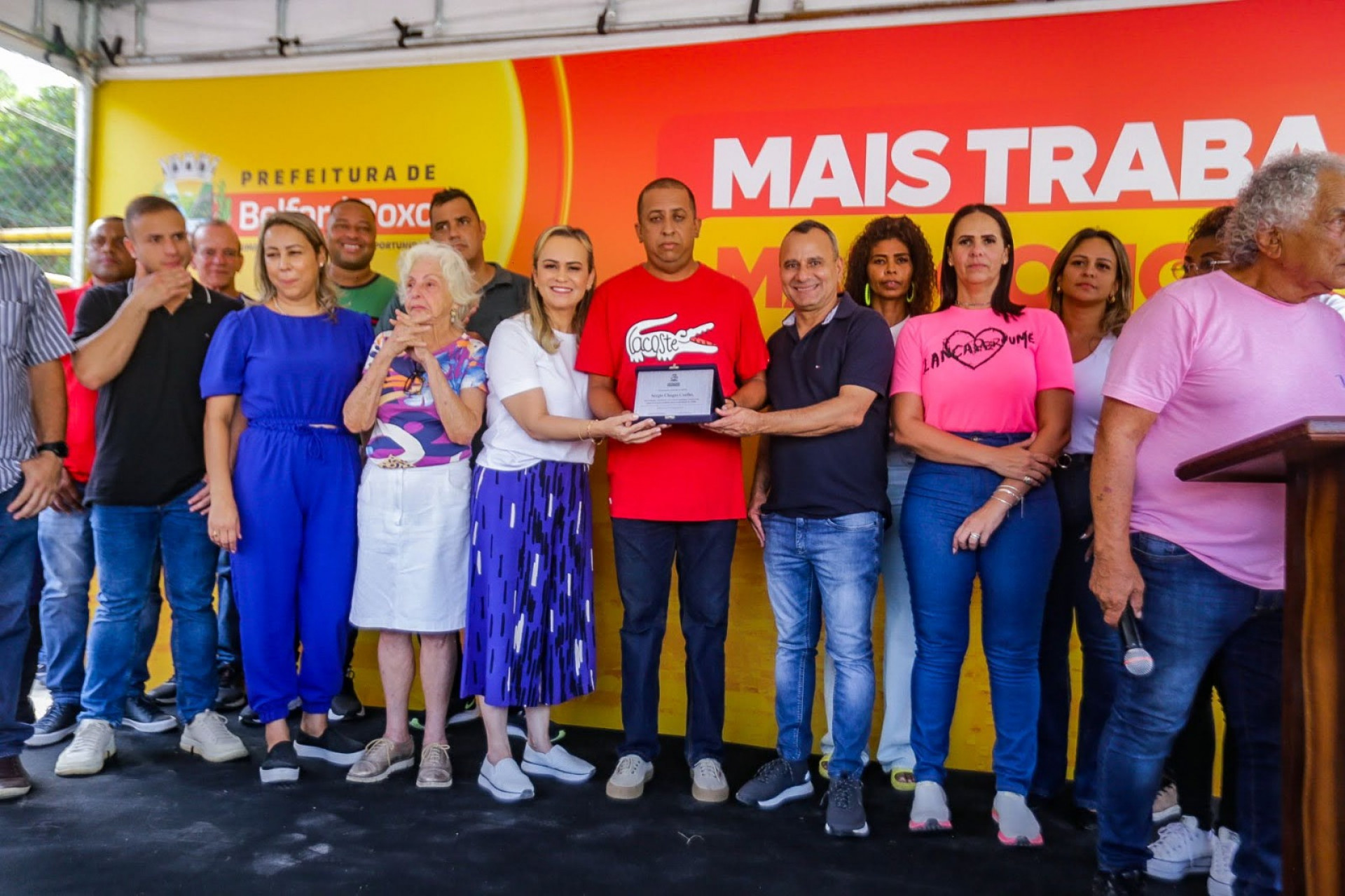 O prefeito Waguinho e a primeira-dama Daniela Carneiro entregaram a placa de homenagem a Valdislei - Rafael Barreto / PMBR