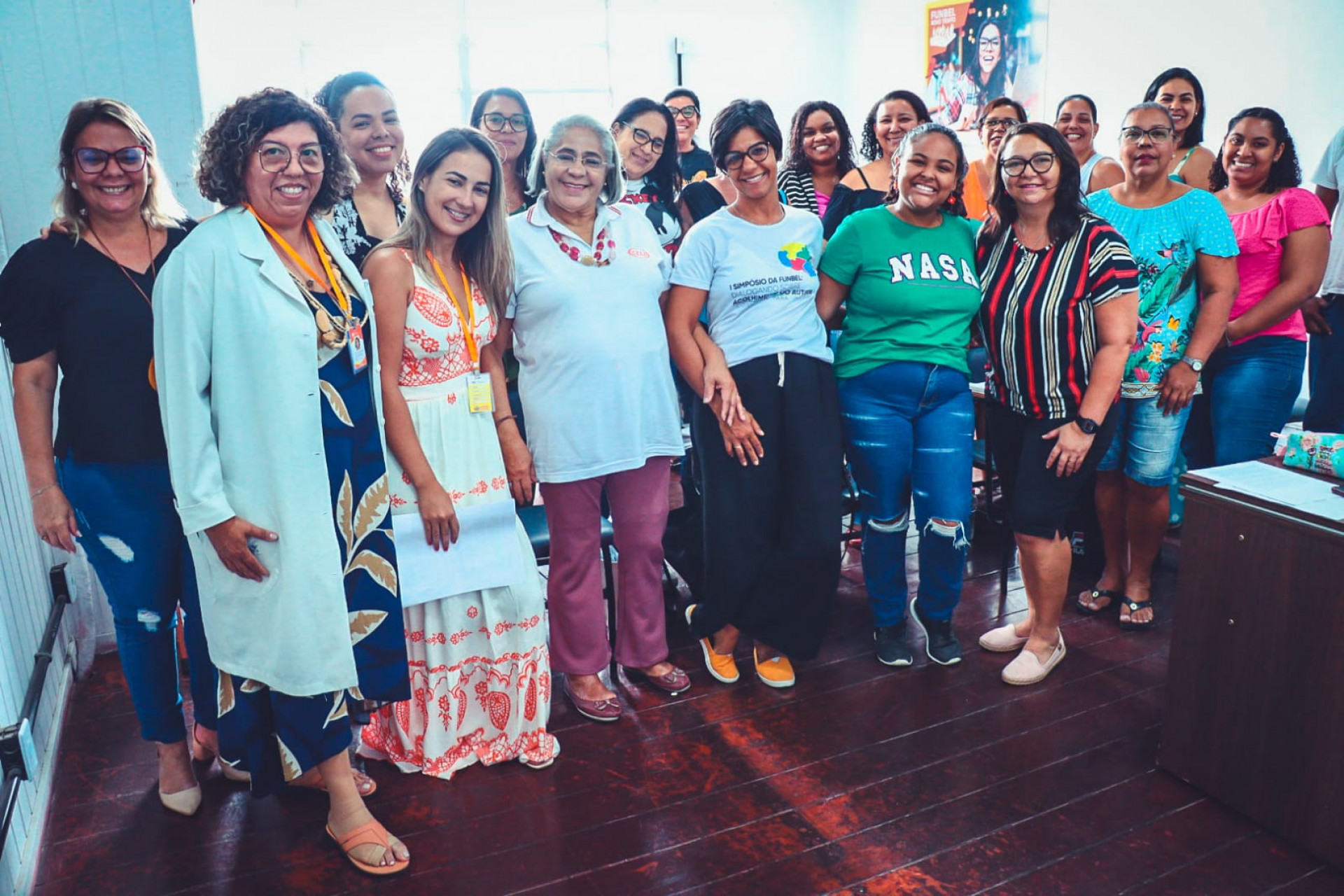 As coordenadoras Cl&aacute;udia Hosana e Renata Freitas com as m&atilde;es e respons&aacute;veis de alunos - Gilberto Rocha / PMBR