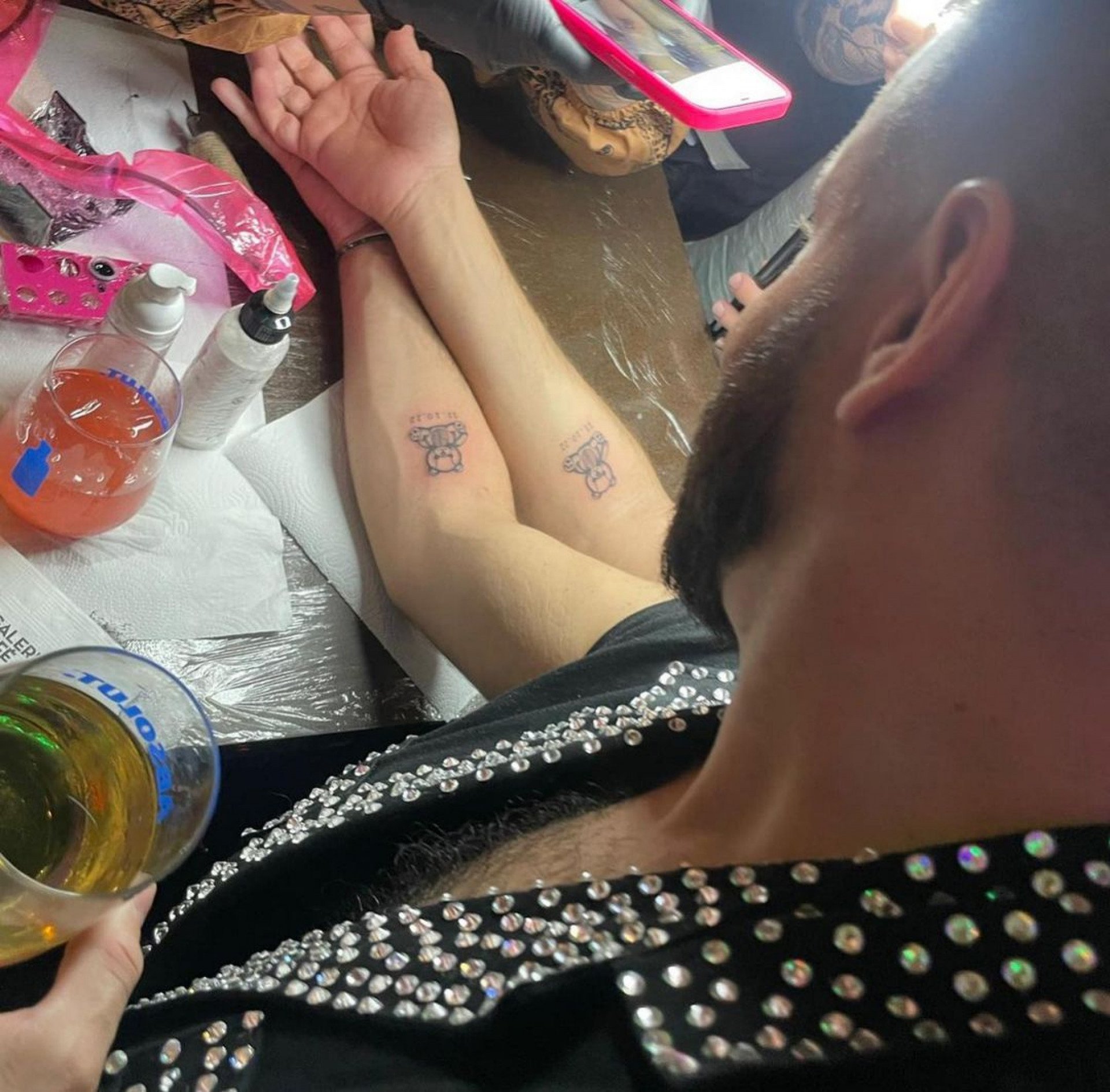 Tiago Abravanel e o marido, Fernando Poli, fazem tatuagens iguais - Reprodução Internet