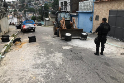 21º BPM remove 10 toneladas de barricadas em operação na Comunidade da Vila Ruth
