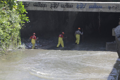 Buscas por desaparecido em enchente serão retomadas neste sábado