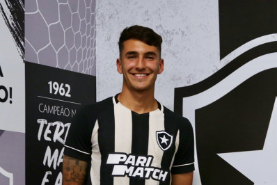 Botafogo anuncia a contratação de filho de Loco Abreu