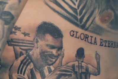 Jogador da Argentina faz tatuagem em homenagem a Messi e emociona o craque