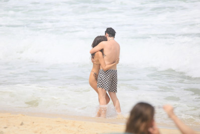 Após show no Lollapalooza, Yungblud troca carinhos com a namorada em praia do Rio