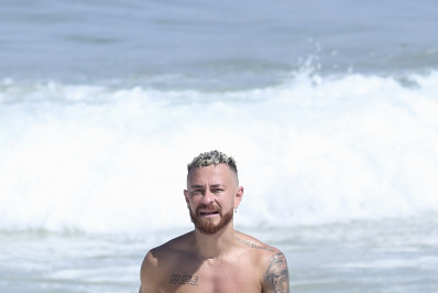 Ex-BBB Fred curte dia de sol em praia da Zona Oeste do Rio