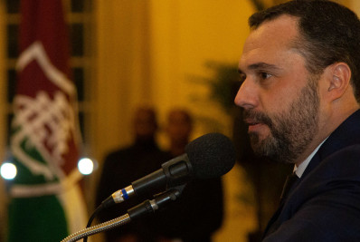 Presidente do Fluminense diz que gramado do Maracanã está destruído e critica postura do Vasco