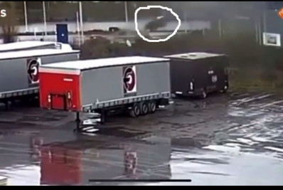 Vídeo: carro de jogador voa e invade ginásio em grave acidente