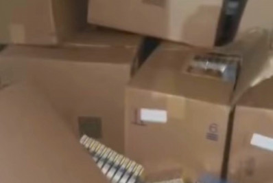 PM recupera parte de carga roubada de cigarros na Dutra em Belford Roxo