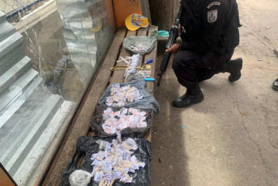 Trio é preso em flagrante por tráfico de drogas em Resende