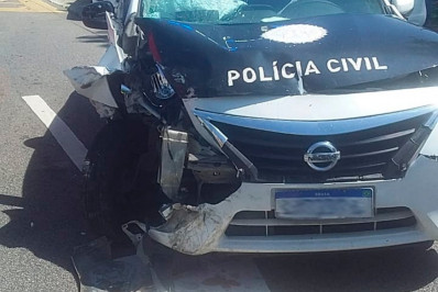 Motorista causa acidente com carro da Polícia Civil em faixa do BRT